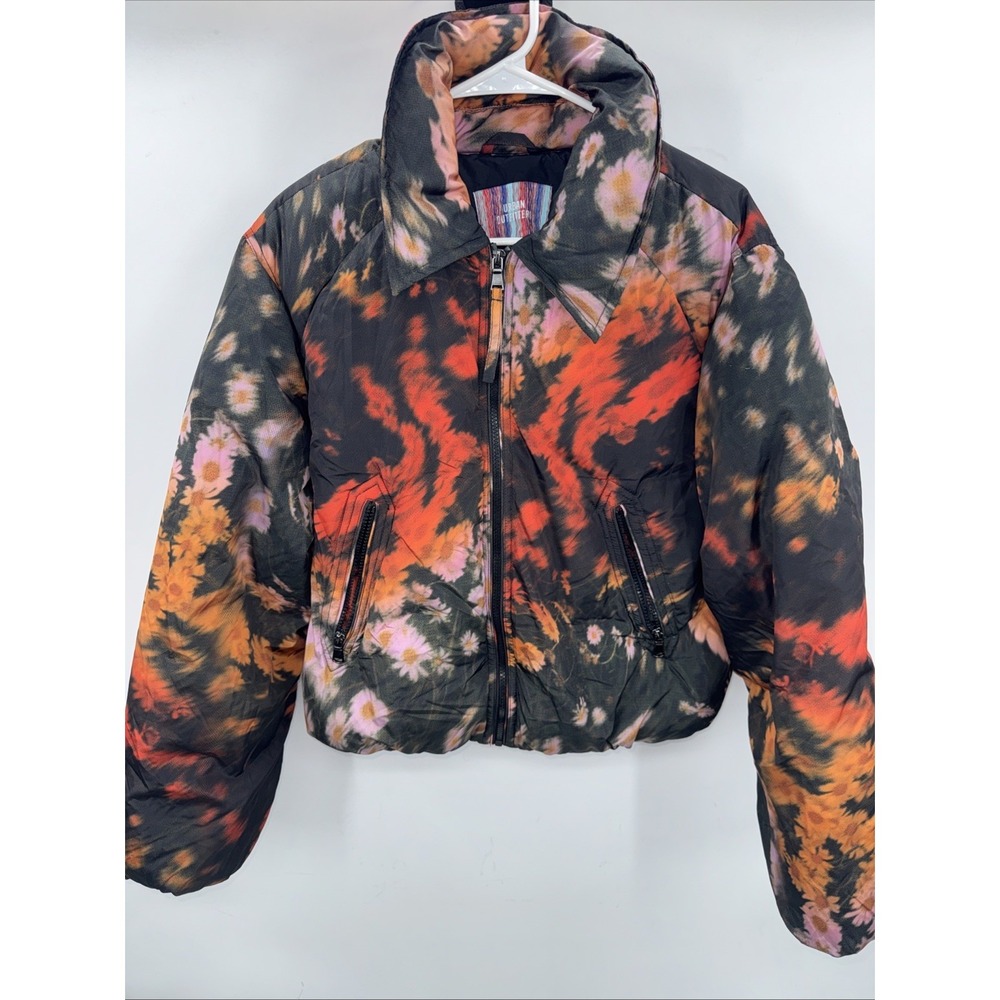 UO BESTIE PUFFER JACKET BLACK FLORAL TIE-DYE LARGE URBAN OUTFITTERS COAT‎